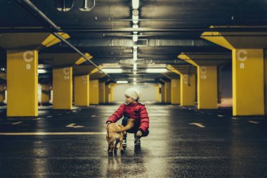 Köpek genel garaj ile kız