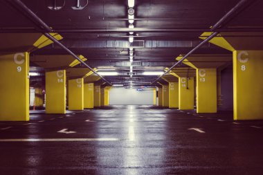 Boş yeraltı otoparkı