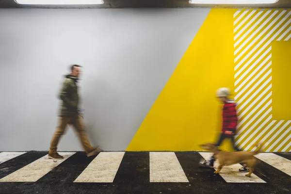 Mensen passeren in ondergrondse passage — Stockfoto