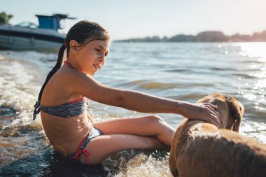 Kız köpekle sahilde