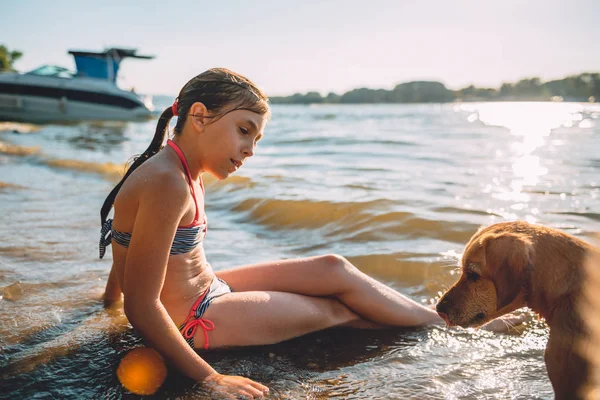 Kız köpekle sahilde