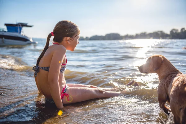 Chica en la playa con perro — Foto de Stock