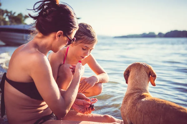 Mother with daughter and dog — Stock Photo, Image
