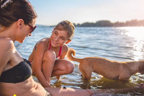 Mor med datter og hund - Stock-foto