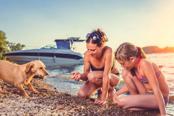 Anne kız ve köpek zevk ile 