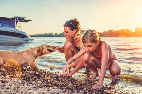 Mother with daughter and small dog — Stock Photo, Image