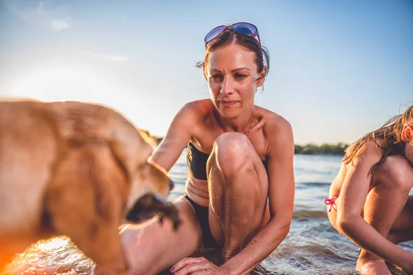 Anne ile kızı ve küçük köpek — Stok fotoğraf