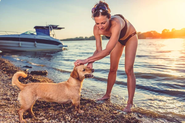 mujer de moda en rojo