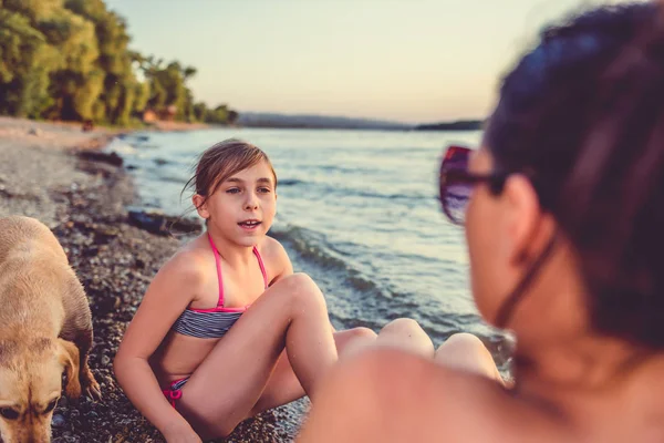 Matka i córka na plaży — Zdjęcie stockowe