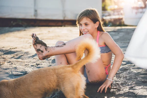 Pige med lille gul hund - Stock-foto