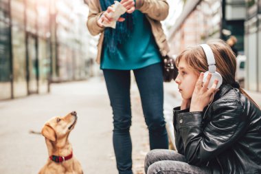 Anne kız ve köpek ile 