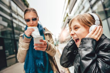 Anne ile kızı sandviç yeme