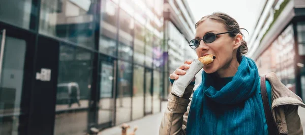 Mujer en gafas de sol comiendo sándwich —  Fotos de Stock