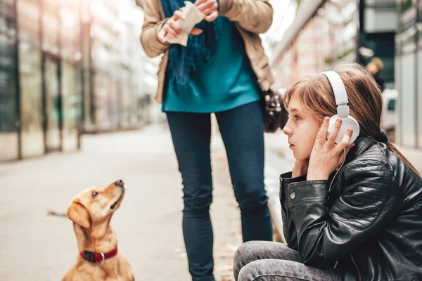 Anne kız ve köpek ile 