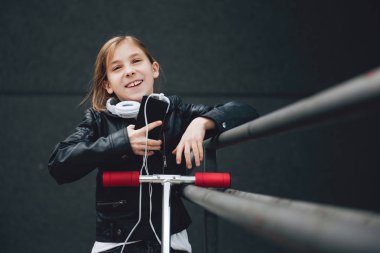 Akıllı telefon kullanan kız