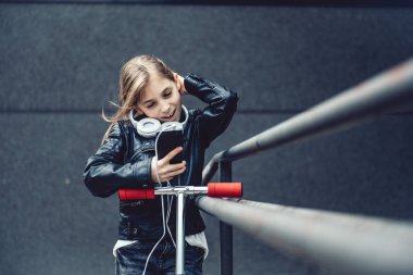 Akıllı telefon kullanan kız