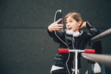 Akıllı telefon kullanan kız