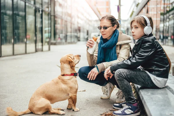 Mor med dotter äter smörgås — Stockfoto