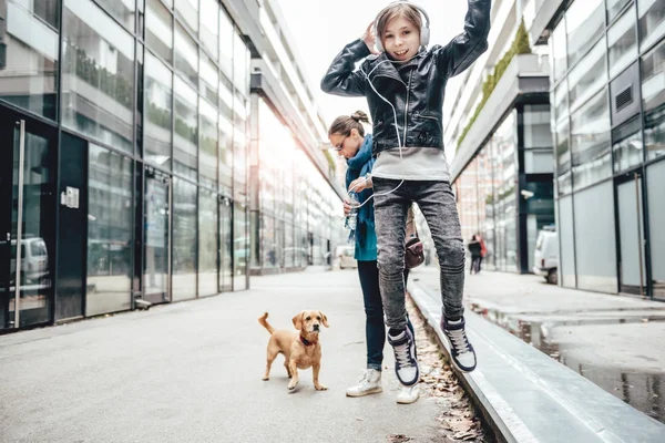 Mor med datter og hund - Stock-foto