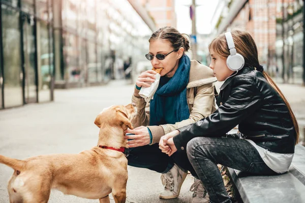 Madre con hija comiendo sándwich — Foto de Stock