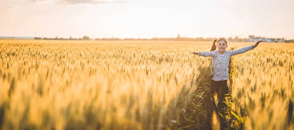 Niña corriendo campo a través —  Fotos de Stock