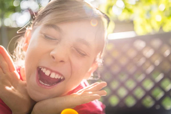 Niña feliz sonriendo —  Fotos de Stock