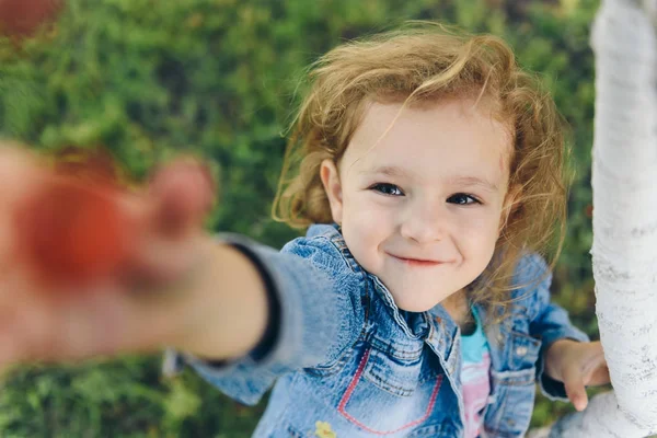 Niña recogiendo cereza —  Fotos de Stock