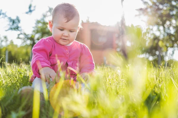 Счастливый ребенок, играющий на траве — стоковое фото