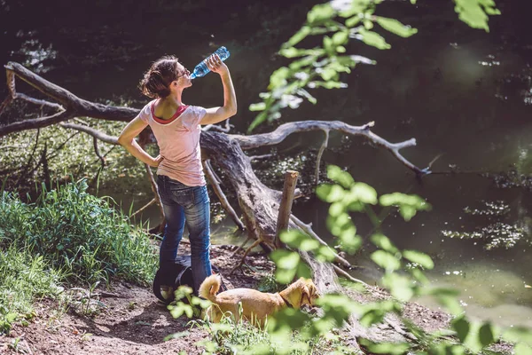 Mulher Com Cão Descansando Bebendo Água Junto Lago — Fotografia de Stock