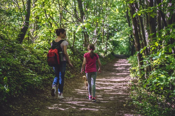 Madre Hija Caminando Camino Bosque Hablando —  Fotos de Stock