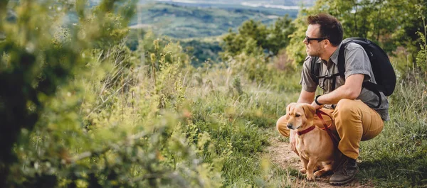 Adam ile küçük sarı köpek — Stok fotoğraf