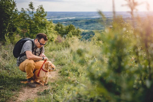 Muž s malým psem — Stock fotografie