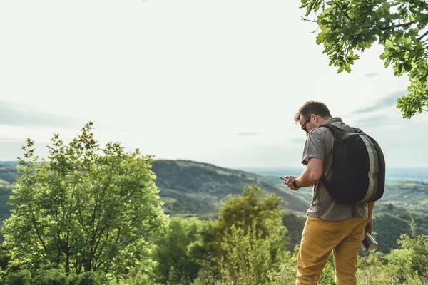 Homme Portant Des Lunettes Soleil Sac Dos Reposant Sous Arbre — Photo