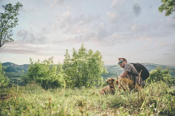 Güneş Gözlüğü Küçük Sarı Bir Köpek Ile Çayır Üzerinde Dinlenme — Stok fotoğraf