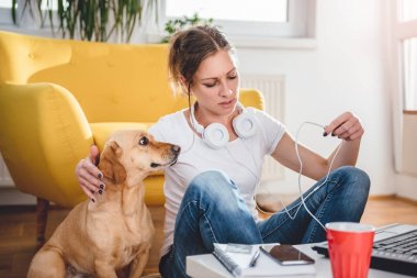 Zemin ve okşayarak köpek evde oturan kadın