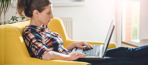 Mulher Sentada Sofá Amarelo Sala Estar Usando Laptop — Fotografia de Stock