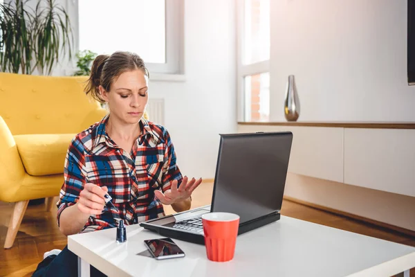 Mujer Con Camisa Cuadros Sentada Suelo Mesa Café Pintando Clavos — Foto de Stock