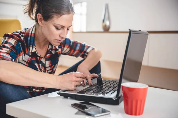 Mujer Con Camisa Cuadros Sentada Suelo Mesa Café Pintando Clavos — Foto de Stock