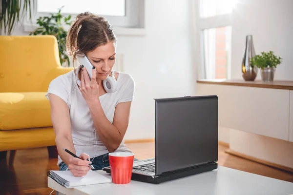 Mujer Con Camisa Blanca Sentada Mesa Café Hablando Teléfono Inteligente — Foto de Stock