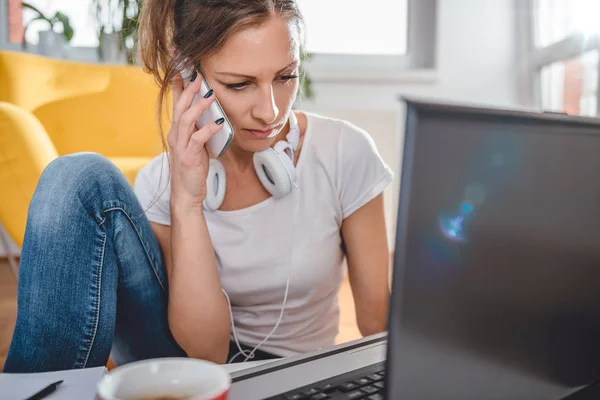 Mujer Con Camisa Blanca Sentada Mesa Café Hablando Teléfono Inteligente — Foto de Stock