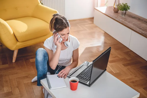 Mujer Con Camisa Blanca Sentada Mesa Café Hablando Teléfono Inteligente — Foto de Stock