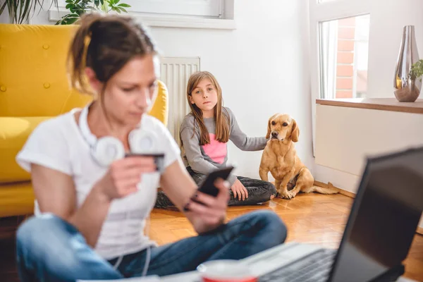 Einsame Und Traurige Tochter Sitzt Mit Hund Und Sucht Aufmerksamkeit — Stockfoto