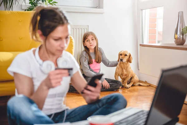 Ensam Och Ledsen Dotter Sitter Med Hund Och Söka Uppmärksamhet — Stockfoto