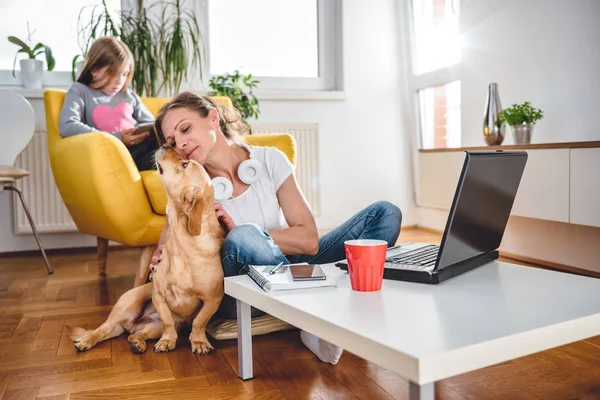 Mujer Sentada Mesa Café Suelo Acariciando Perro Casa Mientras Hija — Foto de Stock