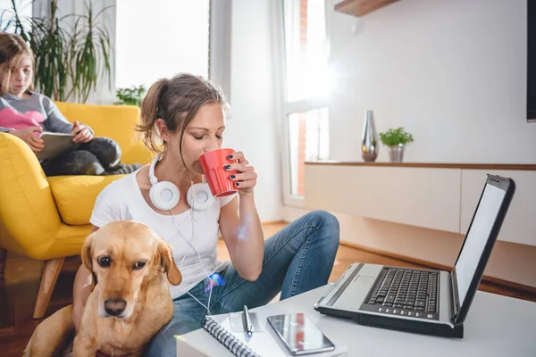 Kvinna Som Bär Vit Skjorta Sitter Golvet Tabellen Dricka Kaffe — Stockfoto