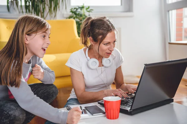 Mor Och Dotter Spela Videospel Laptop Hemma — Stockfoto