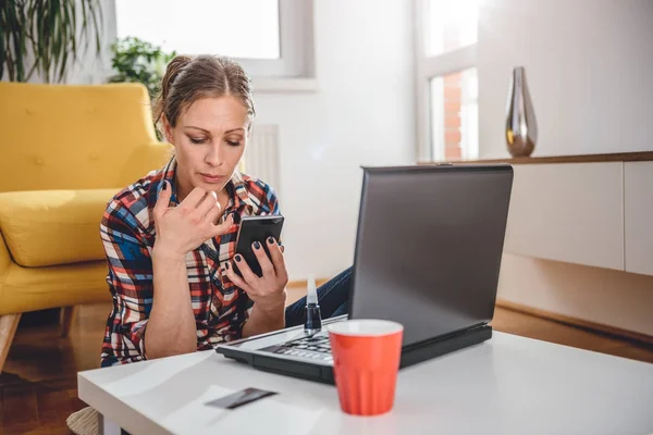 Földön Kávé Tábla Segítségével Okos Telefon Festés Köröm Kockás Inget Stock Kép