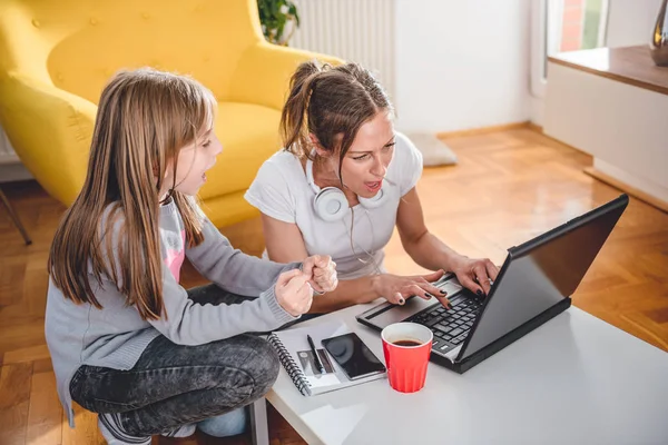 Anya Lánya Játszik Videojátékkal Laptop Otthon — Stock Fotó
