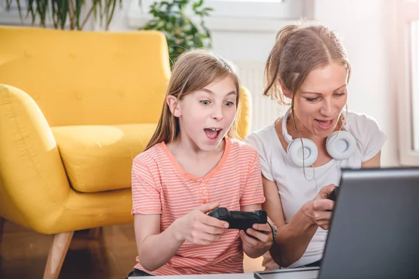 Mother Daughter Playing Video Games Laptop Home — Stock Photo, Image