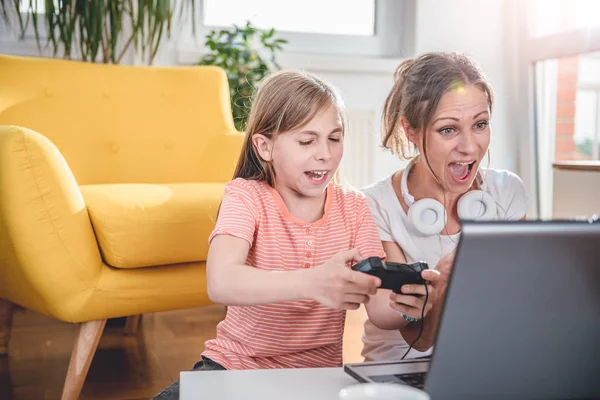 Anne Kızı Evde Dizüstü Bilgisayarda Video Oyunları Oynarken — Stok fotoğraf